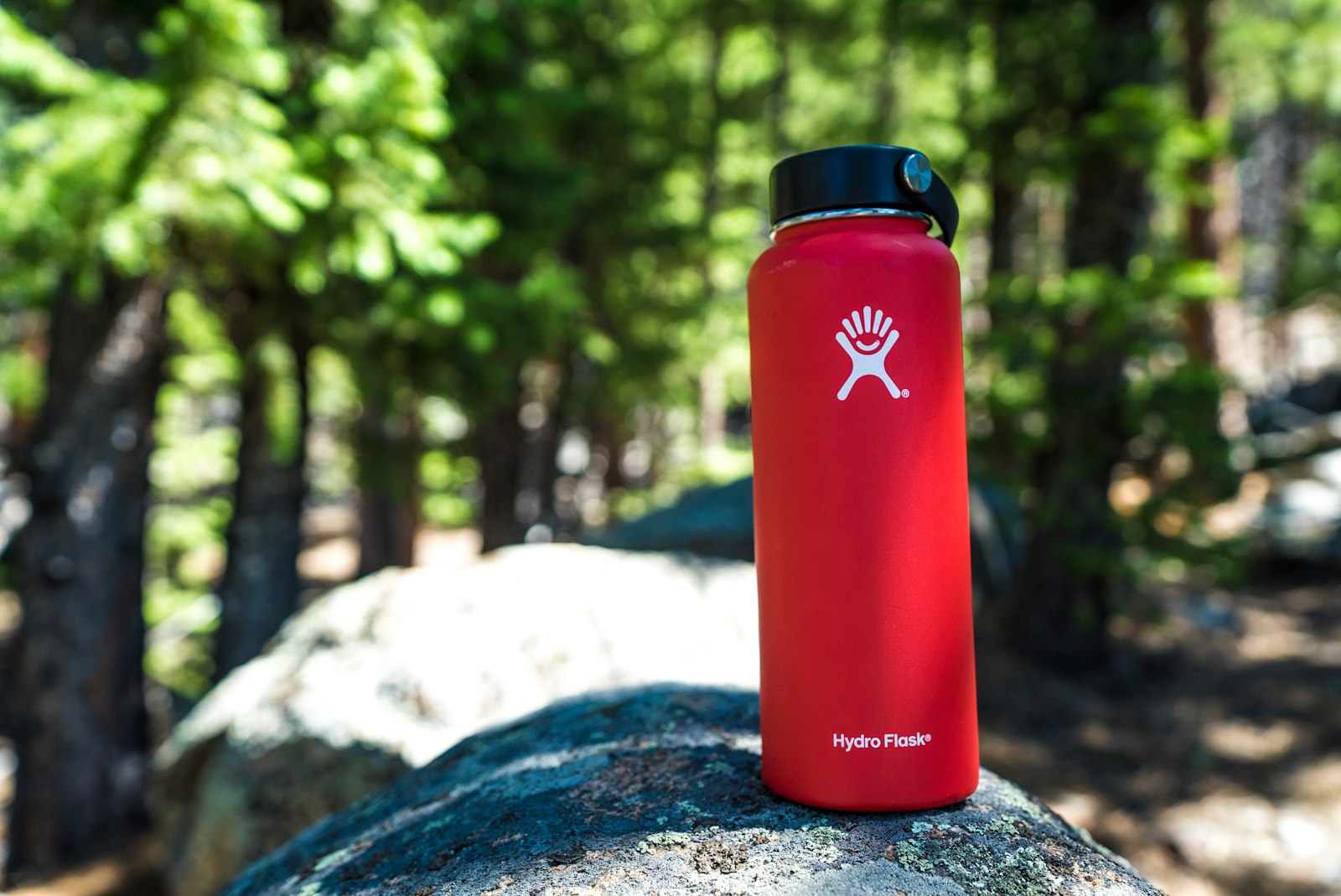 Trinkflasche auf Fels im Outdoor-Licht
