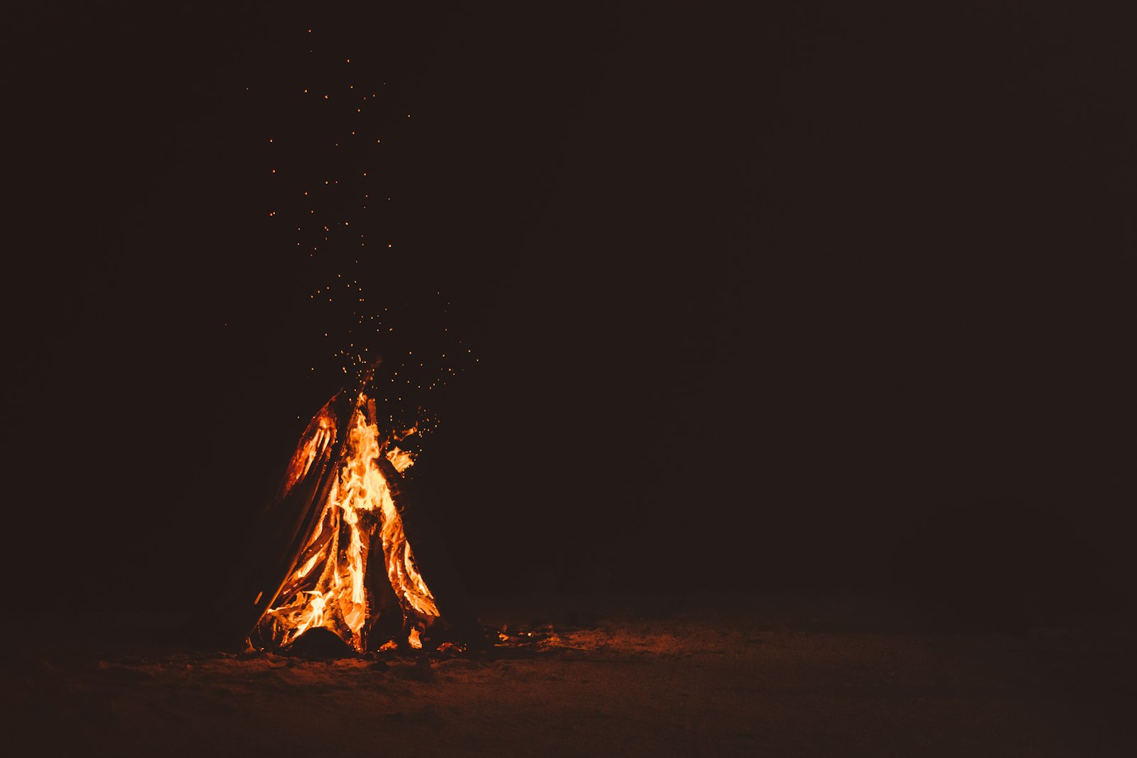 Lagerfeuer im Wald: flammendes Feuer als zentrale Survival-Fähigkeit
