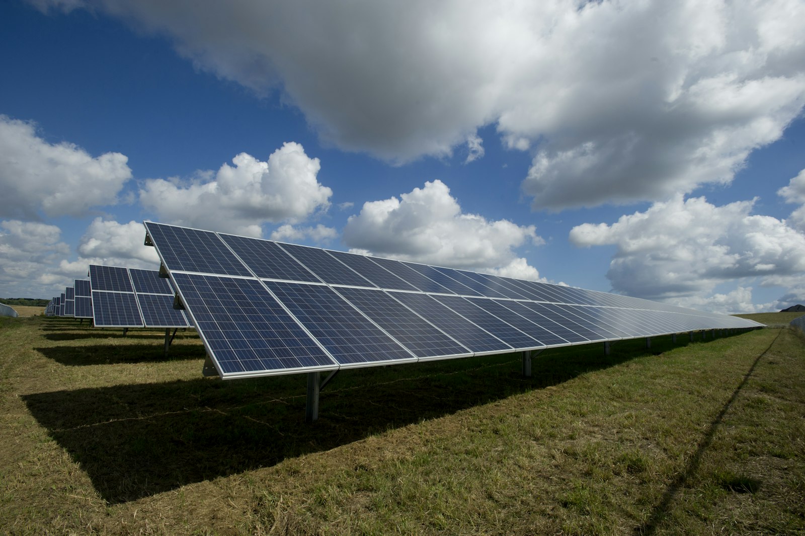 Solar-Powerbank und Ladegerät im Freien
